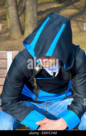 Giovane uomo vestito come Connor dal video gioco Assassins Creed 3 Foto Stock