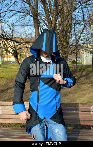Giovane uomo vestito come Connor dal video gioco Assassins Creed 3 Foto Stock