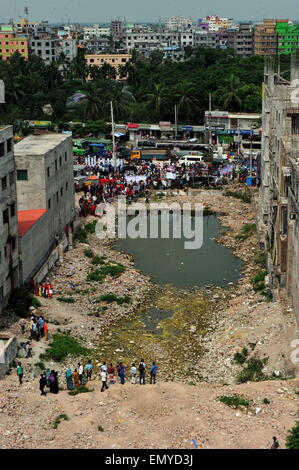 Dacca. 24 apr, 2013. La foto è stata scattata il 24 aprile 2015 illustra una vista aerea del sito della rana Plaza il crollo dell'edificio per il secondo anniversario della tragedia di Savar, nella periferia di Dhaka, Bangladesh. Un totale di 1.130 persone, per la maggior parte dei lavoratori di indumento, sono morti accertati come un otto piani - Rana Plaza - scatola di cinque fabbriche di indumento sbriciolato in una tomba di cemento su Aprile 24, 2013 in Savar. © Shariful Islam/Xinhua/Alamy Live News Foto Stock