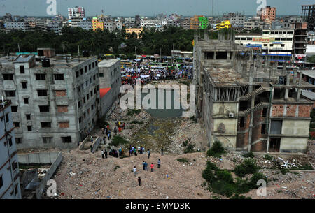 Dacca. 24 apr, 2013. La foto è stata scattata il 24 aprile 2015 illustra una vista aerea del sito della rana Plaza il crollo dell'edificio per il secondo anniversario della tragedia di Savar, nella periferia di Dhaka, Bangladesh. Un totale di 1.130 persone, per la maggior parte dei lavoratori di indumento, sono morti accertati come un otto piani - Rana Plaza - scatola di cinque fabbriche di indumento sbriciolato in una tomba di cemento su Aprile 24, 2013 in Savar. © Shariful Islam/Xinhua/Alamy Live News Foto Stock