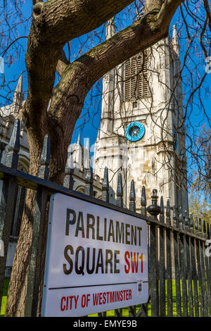 Una vista della Piazza del Parlamento SWI cartello stradale con l'Abbazia di Westminster in background Foto Stock