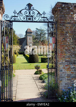 Hinton Ampner chiesa parrocchiale costruita nel XIII secolo restaurata (1879) & dedicata a tutti i santi, su una molla glorioso pomeriggio. Foto Stock