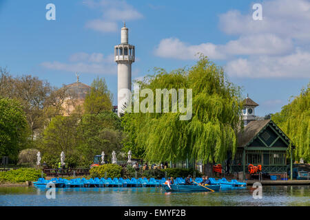 Il Regents Park in barca il lago e Londra Moschea centrale di Londra, Inghilterra REGNO UNITO Foto Stock