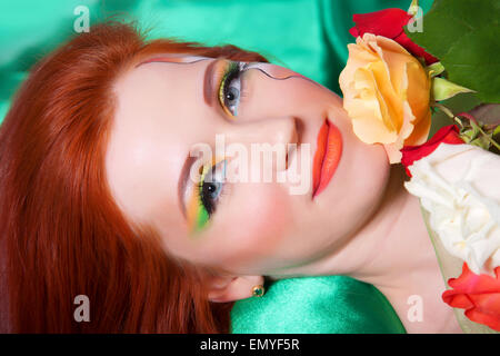 Bellissima ragazza con creativo brillante trucco con strass . Bellezza viso  Foto stock - Alamy