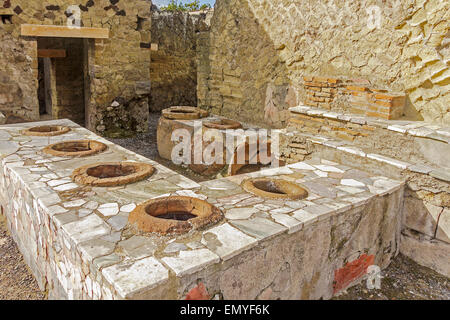 Bere contenitori di stoccaggio in Taverna Ercolano in Italia Foto Stock