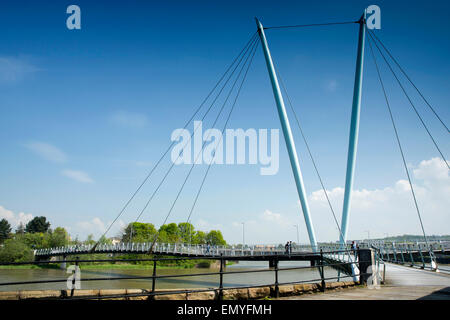 Regno Unito, Inghilterra, Lancashire, Lancaster, Millennium footbridge Varcando il fiume Lune Foto Stock