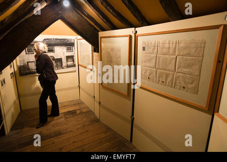 Regno Unito, Inghilterra, Lancashire, Lancaster Castle Hill, Cottage Museum, display di indentures in mansarda Foto Stock