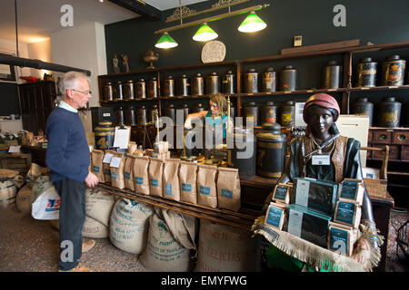 Regno Unito, Inghilterra, Lancashire, Lancaster, Cina Street, all'interno di Atkinson Tea Shop stabilito 1832, cliente di essere servito Foto Stock