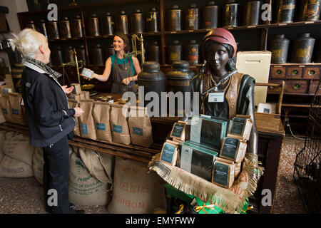 Regno Unito, Inghilterra, Lancashire, Lancaster, Cina Street, all'interno di Atkinson Tea Shop, stabilito 1832 Foto Stock