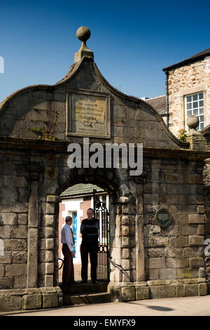 Regno Unito, Inghilterra, Lancashire, Lancaster, King Street, Penny's Hospital, Almshouse fondata nel 1720 gate Foto Stock