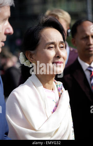 Aung San Suu Kyi - Gang durch das Brandenburger Tor, 12. Aprile 2014, Berlino. Foto Stock