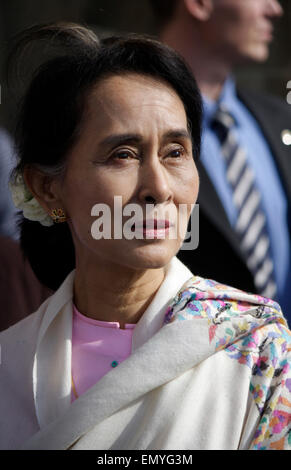 Aung San Suu Kyi - Gang durch das Brandenburger Tor, 12. Aprile 2014, Berlino. Foto Stock