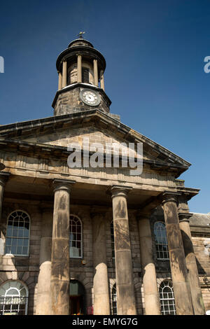 Regno Unito, Inghilterra, Lancashire, Lancaster, Market Street, City Museum classico porticato e la torre dell orologio Foto Stock