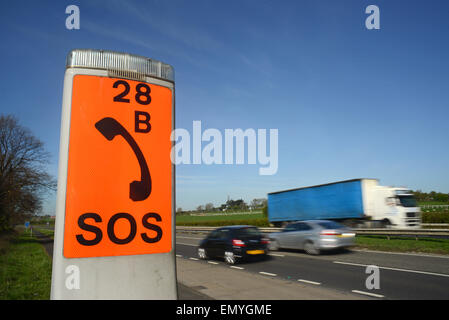 Autocarro passando sos ripartizione di emergenza telefono sulla a64 strada vicino a York Yorkshire Regno Unito Foto Stock