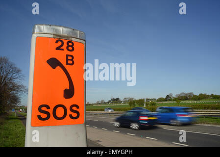 Macchine che passano di emergenza sos ripartizione telefono sulla a64 strada vicino a York Yorkshire Regno Unito Foto Stock