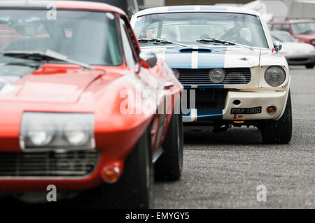 Immagine che mostra due classici American auto parcheggiate una dietro l'altra. Foto Stock