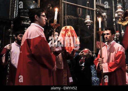 Gerusalemme. 24 apr, 2015. Il cristiano comunità armena partecipa ad una messa in servizio presso il San Giacomo cattedrale nel quartiere Armeno della città vecchia, per commemorare le vittime del genocidio armeno, perpetrate da parte degli Ottomani nella prima guerra mondiale contro i cristiani dell'Anatolia, sul centesimo anniversario degli eventi. Credito: Nir Alon/Alamy Live News Foto Stock