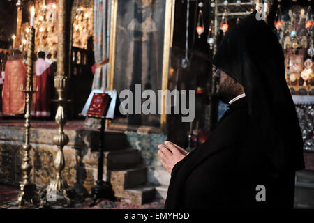 Gerusalemme. 24 apr, 2015. Il cristiano comunità armena partecipa ad una messa in servizio presso il San Giacomo cattedrale nel quartiere Armeno della città vecchia, per commemorare le vittime del genocidio armeno, perpetrate da parte degli Ottomani nella prima guerra mondiale contro i cristiani dell'Anatolia, sul centesimo anniversario degli eventi. Credito: Nir Alon/Alamy Live News Foto Stock