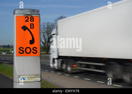 Autocarro passando sos ripartizione di emergenza telefono sulla a64 strada vicino a York Yorkshire Regno Unito Foto Stock