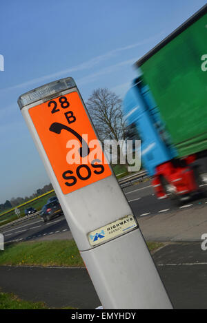 Autocarro passando sos ripartizione di emergenza telefono sulla a64 strada vicino a York Yorkshire Regno Unito Foto Stock