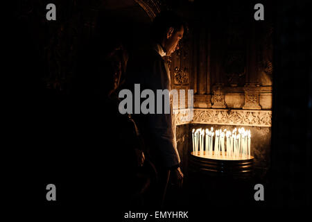 Gerusalemme. 24 apr, 2015. Il cristiano comunità armena partecipa ad una messa in servizio presso il San Giacomo cattedrale nel quartiere Armeno della città vecchia, per commemorare le vittime del genocidio armeno, perpetrate da parte degli Ottomani nella prima guerra mondiale contro i cristiani dell'Anatolia, sul centesimo anniversario degli eventi. Credito: Nir Alon/Alamy Live News Foto Stock