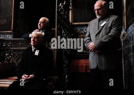 Gerusalemme. 24 apr, 2015. Il cristiano comunità armena partecipa ad una messa in servizio presso il San Giacomo cattedrale nel quartiere Armeno della città vecchia, per commemorare le vittime del genocidio armeno, perpetrate da parte degli Ottomani nella prima guerra mondiale contro i cristiani dell'Anatolia, sul centesimo anniversario degli eventi. Credito: Nir Alon/Alamy Live News Foto Stock