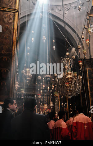 Gerusalemme. 24 apr, 2015. Il cristiano comunità armena partecipa ad una messa in servizio presso il San Giacomo cattedrale nel quartiere Armeno della città vecchia, per commemorare le vittime del genocidio armeno, perpetrate da parte degli Ottomani nella prima guerra mondiale contro i cristiani dell'Anatolia, sul centesimo anniversario degli eventi. Credito: Nir Alon/Alamy Live News Foto Stock