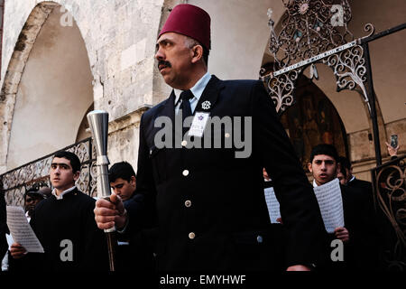 Gerusalemme. 24 apr, 2015. Il cristiano comunità armena partecipa ad una messa in servizio presso il San Giacomo cattedrale nel quartiere Armeno della città vecchia, per commemorare le vittime del genocidio armeno, perpetrate da parte degli Ottomani nella prima guerra mondiale contro i cristiani dell'Anatolia, sul centesimo anniversario degli eventi. Credito: Nir Alon/Alamy Live News Foto Stock