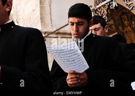 Gerusalemme. 24 apr, 2015. Il cristiano comunità armena partecipa ad una messa in servizio presso il San Giacomo cattedrale nel quartiere Armeno della città vecchia, per commemorare le vittime del genocidio armeno, perpetrate da parte degli Ottomani nella prima guerra mondiale contro i cristiani dell'Anatolia, sul centesimo anniversario degli eventi. Credito: Nir Alon/Alamy Live News Foto Stock