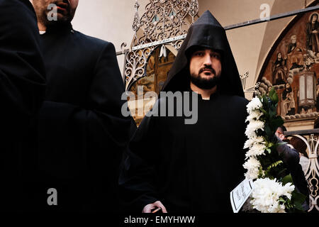 Gerusalemme. 24 apr, 2015. Il cristiano comunità armena partecipa ad una messa in servizio presso il San Giacomo cattedrale nel quartiere Armeno della città vecchia, per commemorare le vittime del genocidio armeno, perpetrate da parte degli Ottomani nella prima guerra mondiale contro i cristiani dell'Anatolia, sul centesimo anniversario degli eventi. Credito: Nir Alon/Alamy Live News Foto Stock