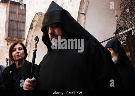 Gerusalemme. 24 apr, 2015. Il Patriarca Armeno, Arcivescovo NOURHAN MANOUGIAN, e MK ZEHAVA GALON, partecipare ad una cerimonia per la consegna di un monumento commemorativo nel quartiere Armeno della città vecchia, per commemorare le vittime del genocidio armeno, perpetrate da parte degli Ottomani nella prima guerra mondiale contro i cristiani dell'Anatolia, sul centesimo anniversario degli eventi. Credito: Nir Alon/Alamy Live News Foto Stock