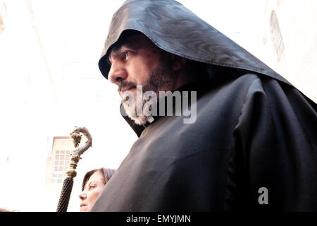 Gerusalemme. 24 apr, 2015. Il Patriarca Armeno, Arcivescovo NOURHAN MANOUGIAN, e MK ZEHAVA GALON, partecipare ad una cerimonia per la consegna di un monumento commemorativo nel quartiere Armeno della città vecchia, per commemorare le vittime del genocidio armeno, perpetrate da parte degli Ottomani nella prima guerra mondiale contro i cristiani dell'Anatolia, sul centesimo anniversario degli eventi. Credito: Nir Alon/Alamy Live News Foto Stock