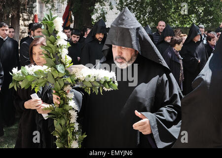 Gerusalemme. 24 apr, 2015. Il Patriarca Armeno, Arcivescovo NOURHAN MANOUGIAN, e MK ZEHAVA GALON, partecipare ad una cerimonia per la consegna di un monumento commemorativo nel quartiere Armeno della città vecchia, per commemorare le vittime del genocidio armeno, perpetrate da parte degli Ottomani nella prima guerra mondiale contro i cristiani dell'Anatolia, sul centesimo anniversario degli eventi. Credito: Nir Alon/Alamy Live News Foto Stock