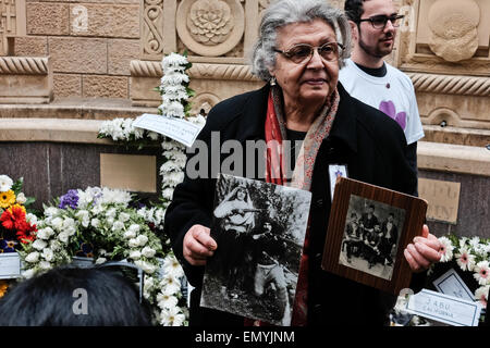 Gerusalemme. 24 apr, 2015. Gli armeni marzo attraverso il quartiere armeno nella Città Vecchia verso il consolato turco portando bandiere e cartelli di protesta del centesimo anniversario del genocidio armeno perpetrato dai Turchi nella prima guerra mondiale contro i cristiani dell'Anatolia. Gli Armeni rivendicazione 1,5 milioni di vittime. La Turchia nega la responsabilità. Credito: Nir Alon/Alamy Live News Foto Stock