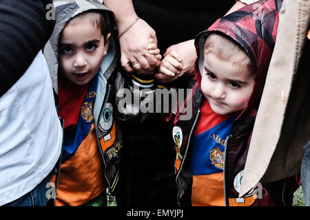 Gerusalemme. 24 apr, 2015. Gli armeni marzo attraverso il quartiere armeno nella Città Vecchia verso il consolato turco portando bandiere e cartelli di protesta del centesimo anniversario del genocidio armeno perpetrato dai Turchi nella prima guerra mondiale contro i cristiani dell'Anatolia. Gli Armeni rivendicazione 1,5 milioni di vittime. La Turchia nega la responsabilità. Credito: Nir Alon/Alamy Live News Foto Stock