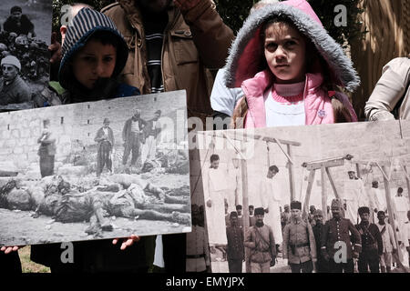 Gerusalemme. 24 apr, 2015. Gli armeni marzo attraverso il quartiere armeno nella Città Vecchia verso il consolato turco portando bandiere e cartelli di protesta del centesimo anniversario del genocidio armeno perpetrato dai Turchi nella prima guerra mondiale contro i cristiani dell'Anatolia. Gli Armeni rivendicazione 1,5 milioni di vittime. La Turchia nega la responsabilità. Credito: Nir Alon/Alamy Live News Foto Stock