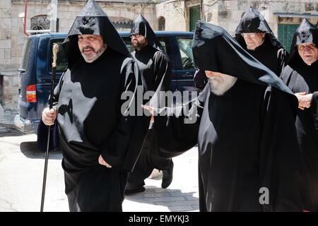 Gerusalemme. 24 apr, 2015. Il Patriarca Armeno, Arcivescovo NOURHAN MANOUGIAN (anteriore sinistro), partecipa a una cerimonia in un monumento commemorativo nel quartiere Armeno della città vecchia, per commemorare le vittime del genocidio armeno, perpetrate da parte degli Ottomani nella prima guerra mondiale contro i cristiani dell'Anatolia, sul centesimo anniversario degli eventi. Credito: Nir Alon/Alamy Live News Foto Stock