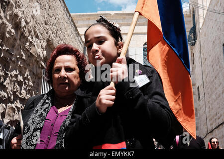 Gerusalemme. 24 apr, 2015. Gli armeni marzo attraverso il quartiere armeno nella Città Vecchia verso il consolato turco portando bandiere e cartelli di protesta del centesimo anniversario del genocidio armeno perpetrato dai Turchi nella prima guerra mondiale contro i cristiani dell'Anatolia. Gli Armeni rivendicazione 1,5 milioni di vittime. La Turchia nega la responsabilità. Credito: Nir Alon/Alamy Live News Foto Stock