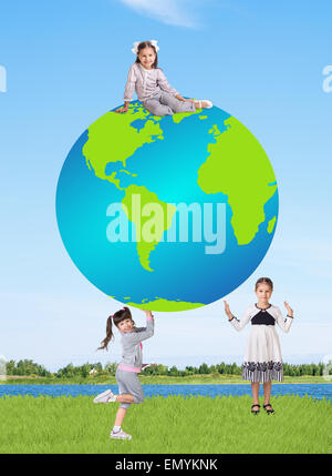 Poco sorridente ragazze con un globo Foto Stock