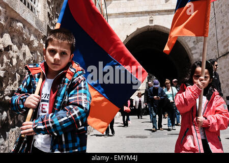 Gerusalemme. 24 apr, 2015. Gli armeni marzo attraverso il quartiere armeno nella Città Vecchia verso il consolato turco portando bandiere e cartelli di protesta del centesimo anniversario del genocidio armeno perpetrato dai Turchi nella prima guerra mondiale contro i cristiani dell'Anatolia. Gli Armeni rivendicazione 1,5 milioni di vittime. La Turchia nega la responsabilità. Credito: Nir Alon/Alamy Live News Foto Stock