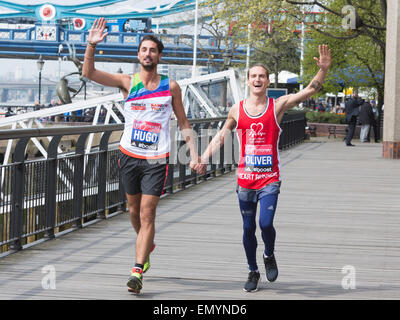 Londra, Regno Unito. Il 24 aprile 2015. Made in Chelsea stelle Hugo Taylor e Oliver Proudlock eseguire mano nella mano a un photocall davanti alla Vergine 2015 denaro maratona di Londra. Credito: Nick Savage/Alamy Live News Foto Stock