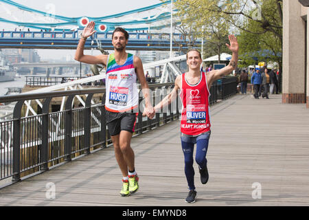 Londra, Regno Unito. Il 24 aprile 2015. Made in Chelsea stelle Hugo Taylor e Oliver Proudlock eseguire mano nella mano a un photocall davanti alla Vergine 2015 denaro maratona di Londra. Credito: Nick Savage/Alamy Live News Foto Stock