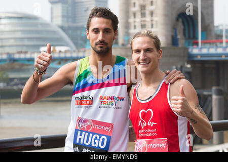 Londra, Regno Unito. Il 24 aprile 2015. Made in Chelsea stelle Hugo Taylor e Oliver Proudlock frequentare un photocall davanti alla Vergine 2015 denaro maratona di Londra. Credito: Nick Savage/Alamy Live News Foto Stock