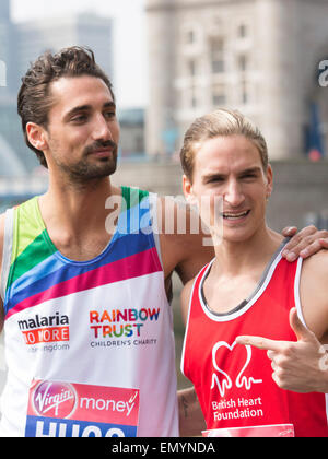 Londra, Regno Unito. Il 24 aprile 2015. Made in Chelsea stelle Hugo Taylor e Oliver Proudlock frequentare un photocall davanti alla Vergine 2015 denaro maratona di Londra. Credito: Nick Savage/Alamy Live News Foto Stock