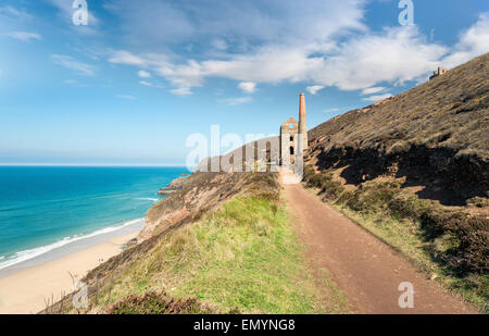 Lungo la costa sud occidentale il percorso come esso passa sant Agnese sulla costa nord della Cornovaglia Foto Stock