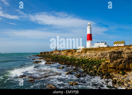 Il faro attivo e la riva del mare al Portland Bill, Dorset su una mattina di sole Foto Stock