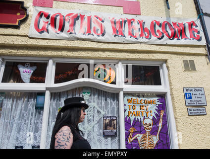 Whitby, North Yorkshire, Regno Unito. Il 24 aprile 2015. Goth oltrepassando pub a Whitby su un giorno glorioso a Whitby come Goti, Steampunks, Metalers... raccogliere nel glorioso sole venerdì presso la famosa Whitby Goth festival. (23 - 26 Aprile). Credito: ALANDAWSONPHOTOGRAPHY/Alamy Live News Foto Stock