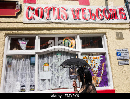 Whitby, North Yorkshire, Regno Unito. Il 24 aprile 2015. Goth oltrepassando pub a Whitby su un giorno glorioso a Whitby come Goti, Steampunks, Metalers... raccogliere nel glorioso sole venerdì presso la famosa Whitby Goth festival. (23 - 26 Aprile). Credito: ALANDAWSONPHOTOGRAPHY/Alamy Live News Foto Stock