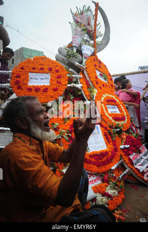 Dacca in Bangladesh. 24 apr, 2015. Un parente del Bangladesh di una vittima della rana Plaza il crollo dell'edificio piange come egli segna il secondo anniversario del disastro in corrispondenza del sito in cui l'edificio un tempo sorgeva in Savar, nella periferia di Dhaka il 24 aprile 2015. I manifestanti, che include centinaia di superstiti pianto per il risarcimento e chiedeva la sicurezza e i diritti del lavoro in migliaia di indumento fabbriche. 2.500 persone ferire Credito: Mamunur Rashid/Alamy Live News Foto Stock