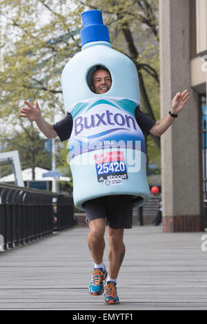 Londra, Regno Unito. Il 24 aprile 2015. Paul Simon tenta di eseguire la maratona più veloce vestita come una bottiglia. Runner che sarà il tentativo di un Guinness World Record durante il 2015 denaro Virgin London Marathon. Credito: Nick Savage/Alamy Live News Foto Stock